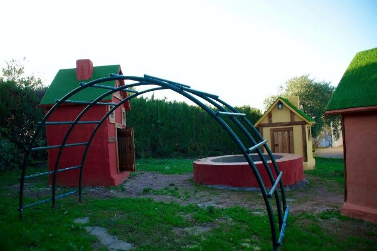 Casitas y estructura para trepar de la zona infantil