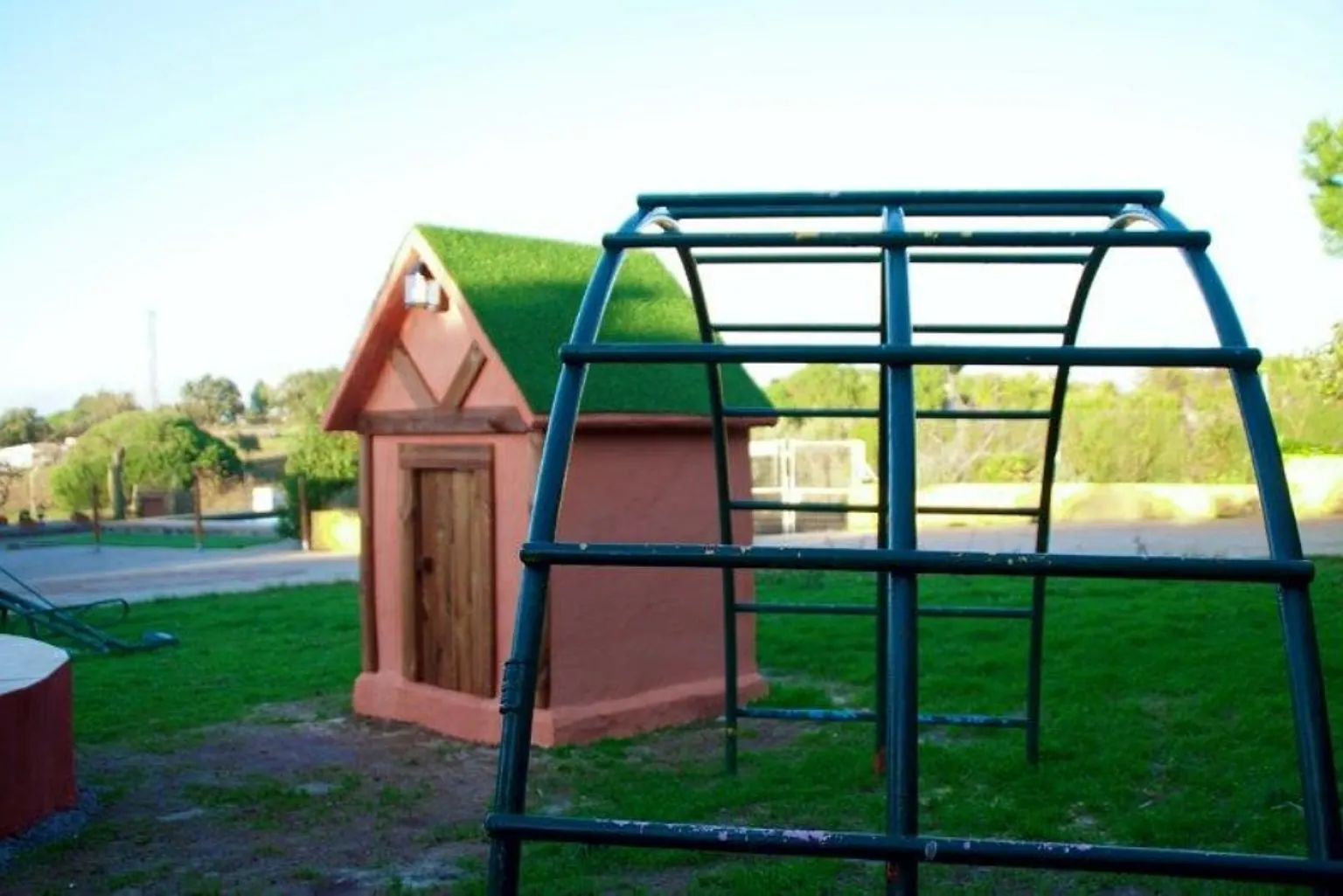 Casita infantil y estructura de juegos exterior